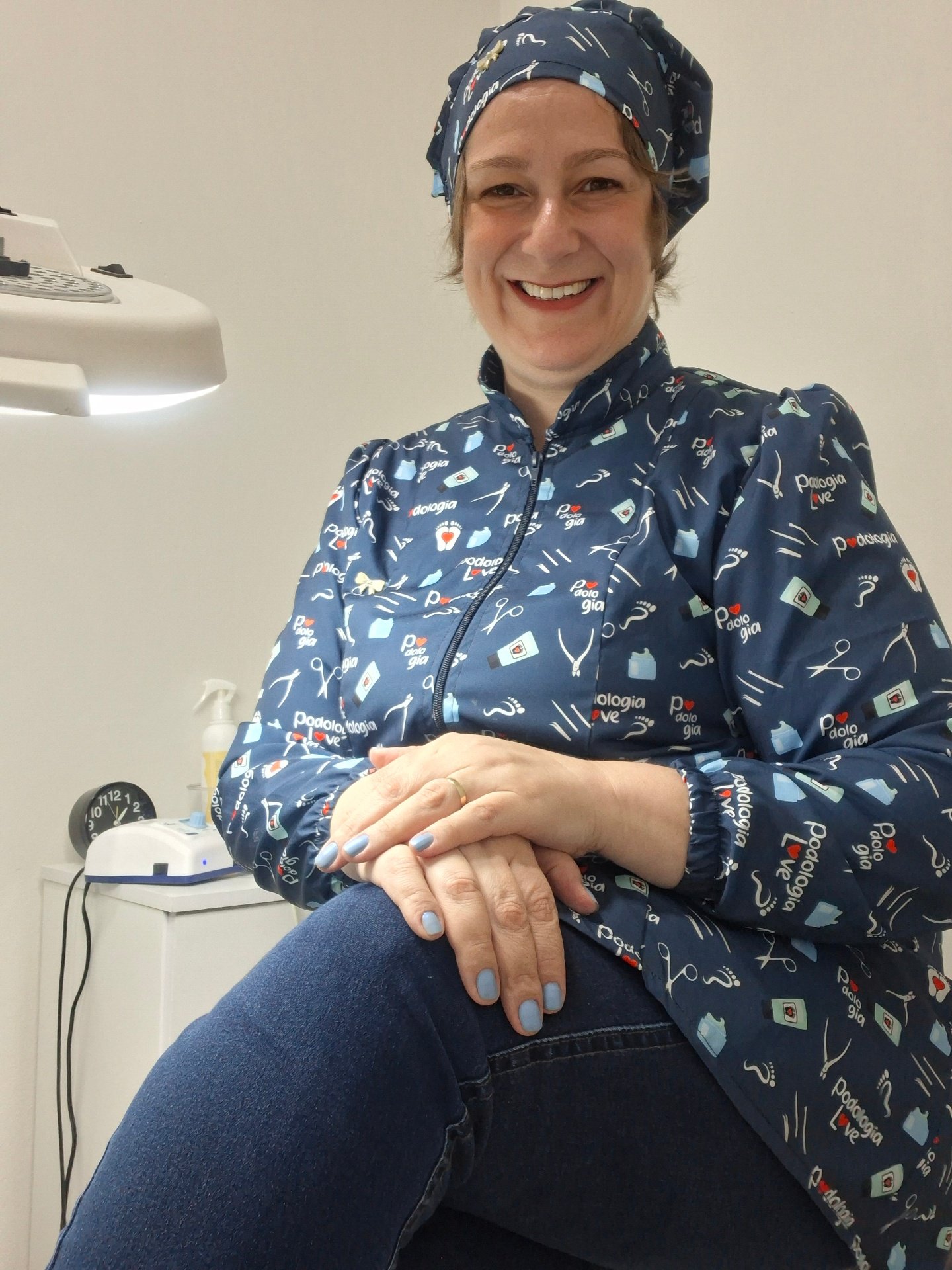 Thaís Deroldo — Podóloga, sorrindo em seu consultório
